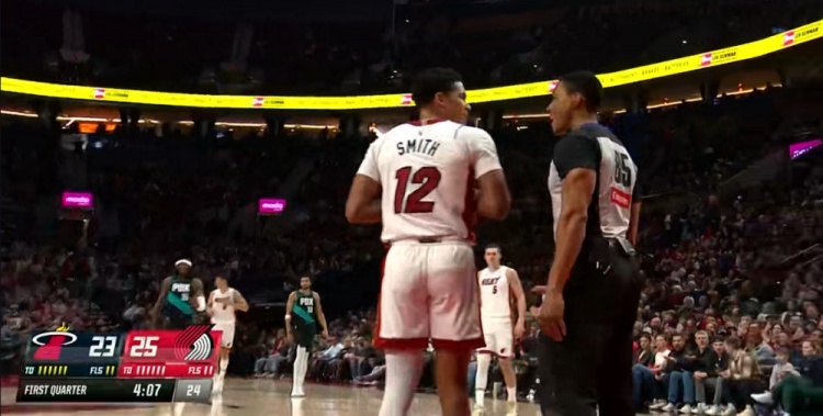 app下载-菜!德鲁·史密斯发球被吹走步违例 白白送出球权